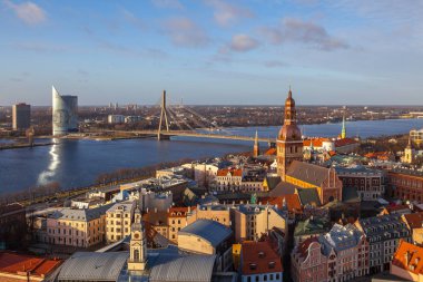Riga, Letonya - 25 Aralık 2015. Eski şehir, Daugava Nehri ve modern gökdelenler o Riga hava panoramik manzaralı. Açık güneşli bir gün.