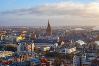 Riga, Letonya - 25 Aralık 2016. Letonca bilim gündüz, Riga, Letonya ile Riga şehrin havadan görünümü