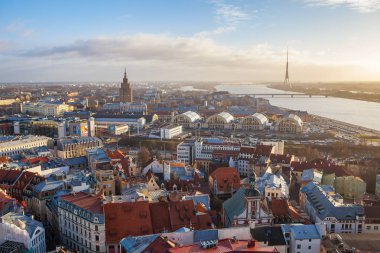 Riga, Letonya - 25 Aralık 2016. Eski şehir, Daugava Nehri ve Riga Tv ve radyo kulesi - Letonya görüntüleyin. Güneşli yaz günü, arkadan