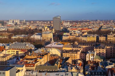 Riga, Letonya - 25 Aralık 2016. Letonya Riga şehir merkezinin çatılarda havadan görünümü. Eski ve yeni binalar