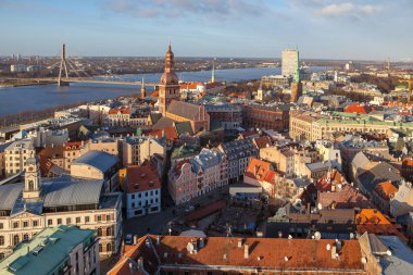 Riga, Letonya - 25 Aralık 2015. Hava panoramik kent, Daugava Nehri ve nehir üzerinde modern köprü. Açık güneşli bir gün.