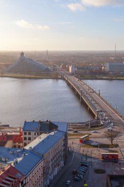 Riga, Letonya - 25 Aralık 2016. Daugava Nehri ve Milli Kütüphanesi yeni modern bir binada sarhoş köprüden Riga, Letonya en ilginç mimari eşyalardan biri