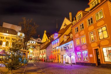 Riga, Letonya - 25 Aralık 2015. Parlak gece eski bir kasaba. Cafe ve Restoran, tatil zamanı.