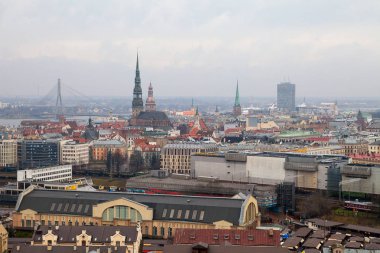 Riga, Letonya, 25 Okt 2015. Riga tarihi kent, şehir Pazar ve nehir Daugava sonbahar bulutlu hava görünümü