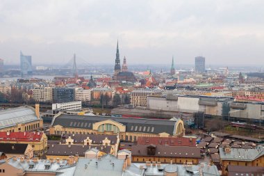 Riga, Letonya, 25 Okt 2015. Riga tarihi kent, şehir Pazar ve nehir Daugava sonbahar bulutlu hava görünümü