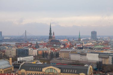 Riga, Letonya, 25 Okt 2015. Riga tarihi kent, şehir Pazar ve nehir Daugava sonbahar bulutlu hava görünümü