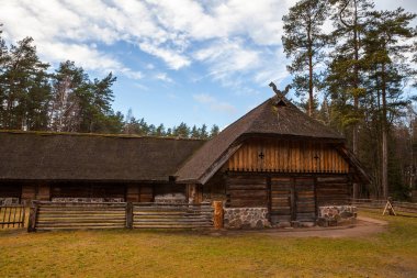 Rustik çiftlik bina bakış. Baltık ve Kuzey ahşap mimarisi