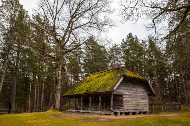Rustik çiftlik depo görünümünü. Baltık ve Kuzey ahşap mimarisi