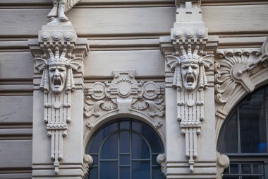 Kısma ve heykeller ile bir Art Nouveau binasının cephe öğesi. Riga, Letonya.