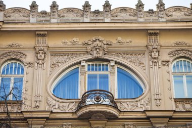 Kısma ve heykeller ile bir Art Nouveau binasının cephe öğesi. Riga, Letonya.