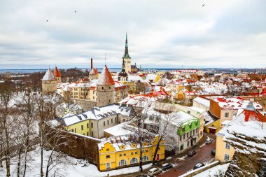 Tallinn eski şehir, Estonya için güzel kış görünümü