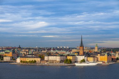 Stockholm, İsveç 'te Eski Kent' in (Gamla Stan) manzaralı yaz manzarası
