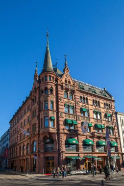 Oslo, Norveç - 25 Şubat 2015. Kırmızı tuğla bina Kulesi ile.