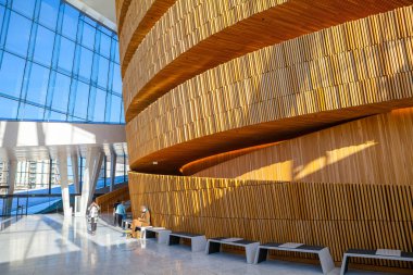 Oslo, Norveç - 27 Şubat 2016: fuaye Oslo Opera binasının. Yüksek teknoloji iç.