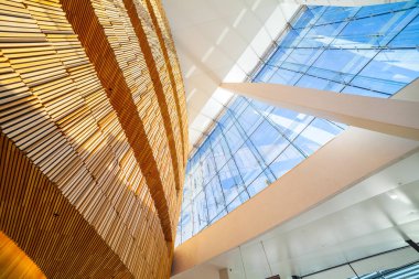 Oslo, Norveç - 27 Şubat 2016: fuaye Oslo Opera binasının. Yüksek teknoloji iç.