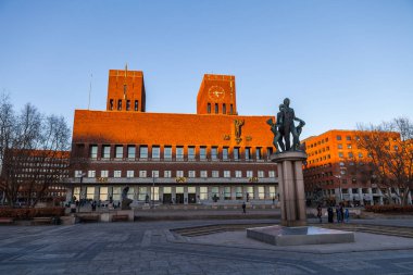 Oslo, Norveç - 27 Şubat 2016: Sunset ve Oslo City Hall, Norveç