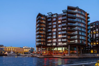 Oslo, Norveç - 27 Şubat 2016. Modern otel cam ve beton. Holmen adlı yeni yapay adalar.