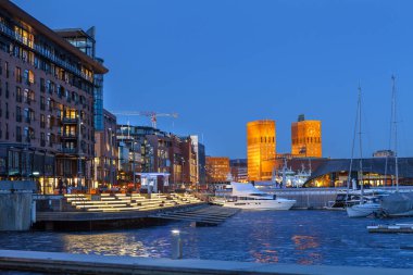 Oslo, Norveç - 27 Şubat 2016: Marina Manzaralı bir Belediye Binası