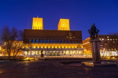 Oslo, Norveç - 27 Şubat 2016: Belediye Binası gece