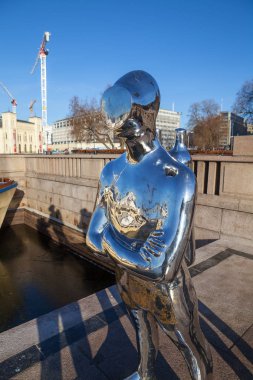 Oslo, Norveç - 27 Şubat 2016: Oslo Harbour bir dalgıç, çağdaş scuplture.