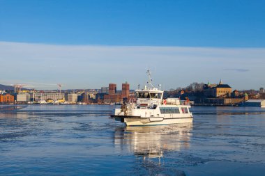 Oslo, Norveç - 27 Şubat 2016: küçük vapur ve Oslo waterfront Island görünümü