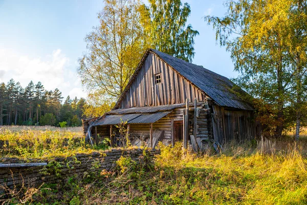 Old wooden house in small estonian village. Abandoned but still nice. — Stock Photo, Image