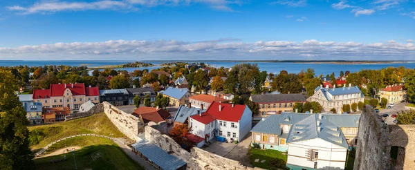 小さな町ハープサル城タワー、バルト海沿岸エストニアからのパノラマ ビュー — ストック写真