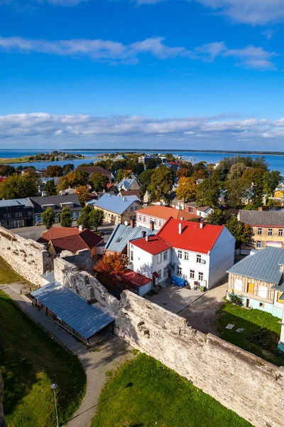 ハープサル城タワー、バルト海沿岸エストニアからの小さな町の空撮 — ストック写真