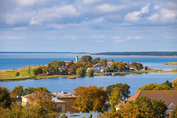 Península y bonito pueblo, vista desde la torre del castillo, costa del mar Báltico, Haapsalu, Estonia — Foto de Stock