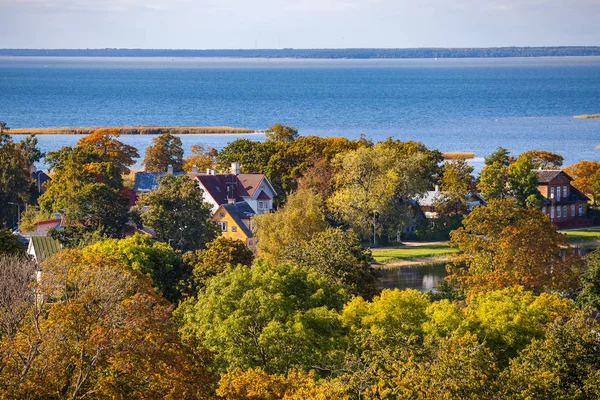 Parc et joli village, vue depuis la tour du château, côte de la mer Baltique, Haapsalu, Estonie — Photo