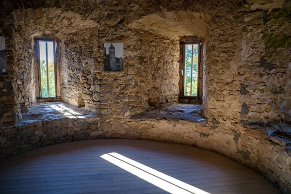 Interno della torre del castello con finestre luminose, castello vescovo di Haapsalu, Estonia — Foto Stock