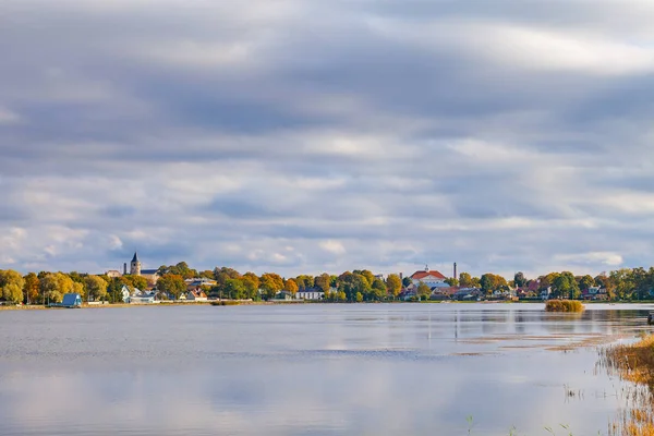 Profil morza małe miasta Haapsalu z zamku wieża, wybrzeże Bałtyku, Estonia — Zdjęcie stockowe