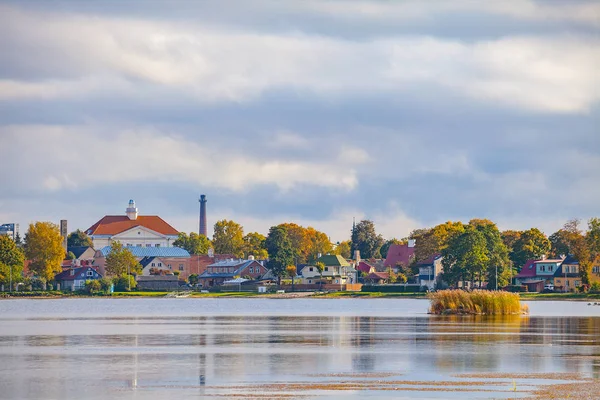Havet-profil av den lilla staden Hapsal, kusten av Östersjön, Estland — Stockfoto