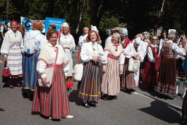 TALLINN, ESTONIA - 04 JUL 2014: Mujeres mayores disfraces estonios preparándose para la procesión ceremonial del festival de canto y danza estonio —  Fotos de Stock