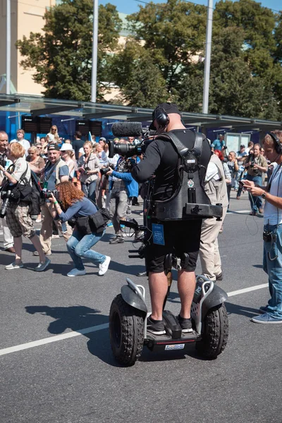 Tallinn, Estonya - 04 Temmuz 2014: bir Segway kullanarak töreni raporlama çekim videoları çekiyor