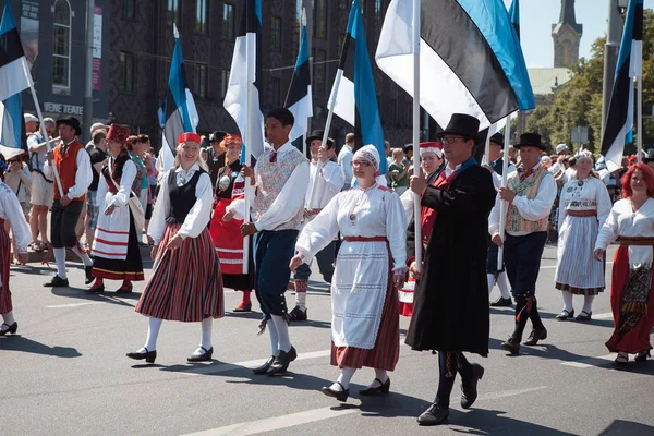 Tallinn, Estonya - 04 Temmuz 2014: insanlar Estonya şarkı ve dans festivali tören alayı gidiş Estonya kostümleri — Stok fotoğraf
