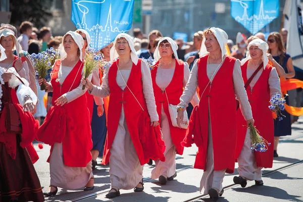 TALLINN, ESTONIA - 04 JUL 2014: People in Estonian costumes going at ceremonial procession of Estonian song and dance festival — Stock Photo, Image