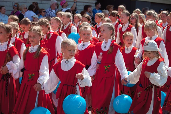 爱沙尼亚塔林-2014 年 7 月 4 日： 人在爱沙尼亚服装在爱沙尼亚的歌曲和舞蹈节的庆祝游行，庆祝会 — 图库照片