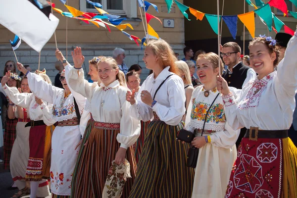 TALLINN, ESTÔNIA - 04 JUL 2014: Pessoas em trajes estonianos que vão à procissão cerimonial do festival de música e dança estoniano — Fotografia de Stock