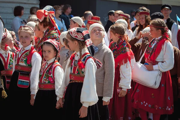 TALLINN, ESTONIA - 04 JUL 2014: La gente con disfraces estonios va en procesión ceremonial del festival estonio de canto y danza —  Fotos de Stock