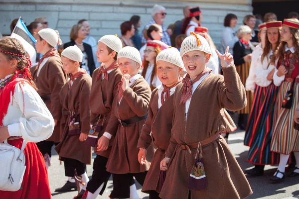 TALLINN, ESTÔNIA - 04 JUL 2014: Pessoas em trajes estonianos que vão à procissão cerimonial do festival de música e dança estoniano — Fotografia de Stock