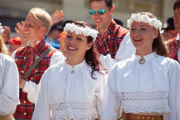 Tallinn, Estonya - 04 Temmuz 2014: insanlar Estonya şarkı ve dans festivali tören alayı gidiş Estonya kostümleri