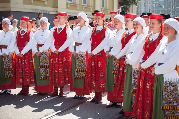 Tallinn, estland - 04 jul 2014: Menschen in estnischen Kostümen bei der feierlichen Prozession des estnischen Gesangs- und Tanzfestivals — Stockfoto