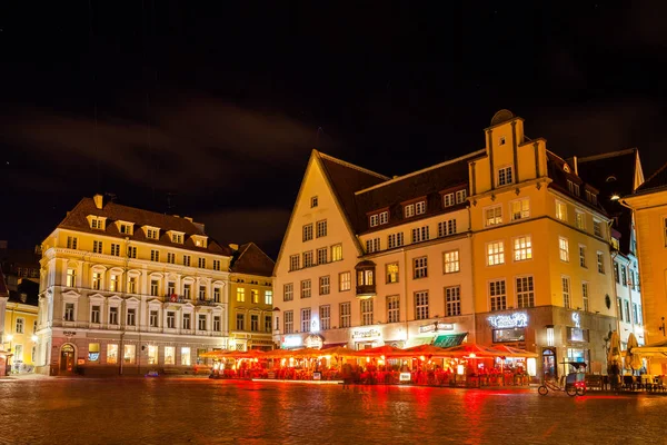 Tallinn, Estonya - 10 Okt 2015. Town Hall Meydanı, gece, yürüyüş ve insanlar tadını