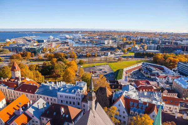 Toit vue sur le vieux Tallinn et le terminal portuaire — Photo