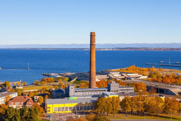 TALLINN, ESTONIE - 24 octobre 2015. Tuyau de l'ancienne usine à gaz et Linnahall, anciens lieux industriels dans le centre de Tallinn — Photo