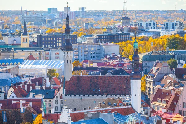 Torens van de oude stad van Tallinn: stadhuis, Jaani kerk, de Puhavaimu kerk. Luchtfoto. — Stockfoto