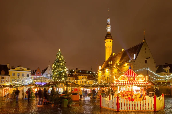Tallinn, Estonya - 20 Aralık 2015. Belediye Meydanı Old Town, tatil zevk insanlar Noel pazarı