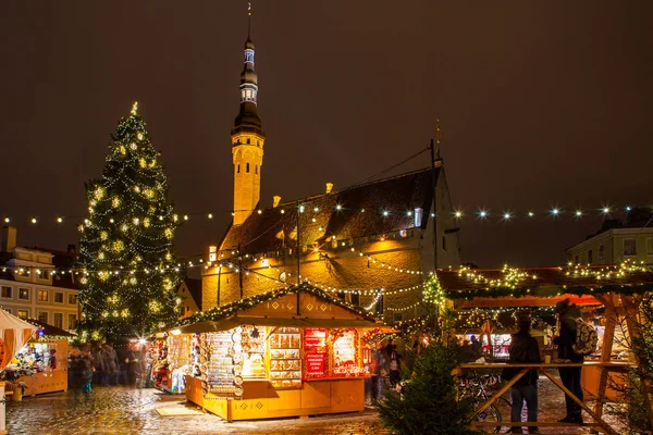 Tallinn, Estonya - 20 Aralık 2015. Belediye Meydanı Old Town, tatil zevk insanlar Noel pazarı