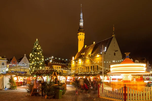 Tallinn, estland - 20 dec 2015. Weihnachtsmarkt auf dem Rathausplatz in der Altstadt, feiertagsfreudige Menschen — Stockfoto